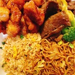 パンダエクスプレス - プレート　オレンジチキン、ブロッコリービーフ、チャオメンとフライドライスのハーフ&ハーフ