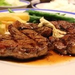 リブロースステーキ定食 半ライス 150g 1110円。