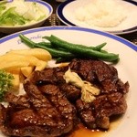 リブロースステーキ定食 半ライス 150g 1110円。