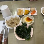 うまいものや - 小鉢（どれも抜群に美味しい）三陸ワカメがたまらない