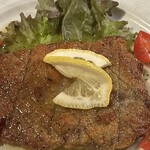 ピノッキオ - レモン風味のソースが絶妙、ビーフカツレツ