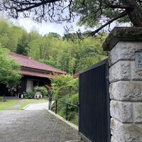久右衛門邸 - 奥の赤屋根がフレンチ　納屋は右手にあります