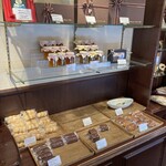 Patisserie Ravi,e relier - 商品棚（焼き菓子・コンフィチュール）
