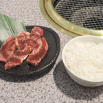 Yakiniku & Seiniku Takaratei - 「宝ランチ」のご飯とメインの肉（宝牧場牛カルビ・モモ）