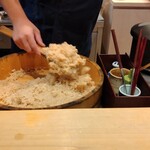 すしやのたい悟 - 赤酢のシャリ切りをする大将