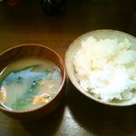 つどい・ダイニング - ご飯（新潟県産こしいぶき）とお味噌汁