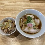 やひろ屋 - 左がチャーシューごま飯190円、右が中華そば800円