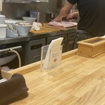 やひろ屋 - 奥で大きな豚バラを仕込むマスター