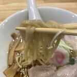 やひろ屋 - 麺は程よい中太縮れ麺