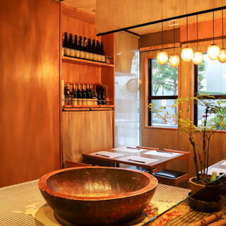 和の伝統とモダンが融合した、そばと酒を愉しむくつろぎの空間