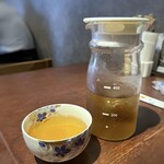 串揚げ いんぐ - 冷茶をたっぷり出されるのは嬉しいですね。^^