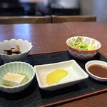 串揚げ いんぐ - ◆最初に小鉢などが出されます。どれも小量ですけれど、お味代わりに丁度いい。(=∀=)