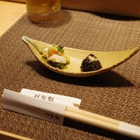 伊勢鮨 - お通し（岩のりくらげ、イカの塩辛）