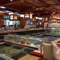 稚加榮 本店 - 生簀を囲むような座席配置。
