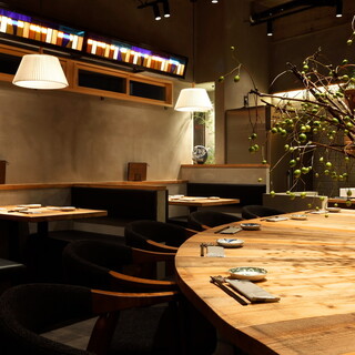 配置やデザイン、食器に至る細部まで手が施された店内