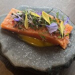 俺のフレンチ - とろとろサーモンの低温調理マンゴーのソース