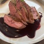 俺のフレンチ - 鴨胸肉のロースト 九条ネギとキノコのタルト ルビーポルトソース