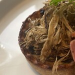 俺のフレンチ - 鴨胸肉のロースト 九条ネギとキノコのタルト ルビーポルトソース、タルトの部分アップ