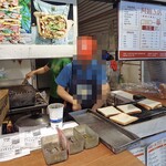 270734522 - カウンター内での調理の様子