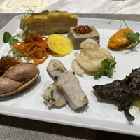 ON the TABLE CHINESE - 