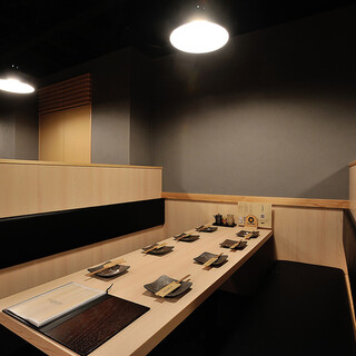 各種宴会や、ご家族やお友達と一緒に楽しめる広々としたテーブルを用意しております。