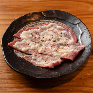 パンチが効いた「塩にんにくタン」はおすすめの逸品★