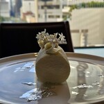 インペリアルラウンジ アクア - 優しい味わいのクリームケーキ。ティアラのチョコは45℃で、この角度が最も美しく見えるティアラの角度ということでこちらのケーキのチョコティアラにも反映しているとのこと。