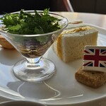 インペリアルラウンジ アクア - ローストビーフサラダ仕立て、サンドイッチ、クッキー、背後はタルト