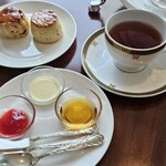 インペリアルラウンジ アクア - オリジナルブレンドとスコーン。スコーンはクロテッドクリームとストロベリージャム。蜂蜜はタルト用。