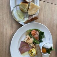 fish&wine BLUE OCEAN GRILL - 前菜５種に食べ放題のパン