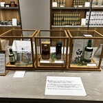 サントリー白州蒸溜所 - この棚にあるのは1人1本しか買えません。残念