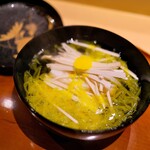 銀座 しのはら - お椀はスライスした松茸と菊花。八幡浜の鯛を肉厚に。出汁は繊細な上品さ。