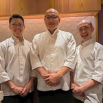 銀座 しのはら - 大将を中心に、左が二番手・田中クン。右は鮨職人の山口哲平クン（修業中）