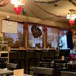 ティン・フック - カウンター席の向こうがキッチン