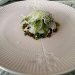 プリマベラ  - 温かいオマール海老のサラダ？　下のクリスマスっぽいツブツブは色づけしたクスクス、オマールとソースの間にシロエビが挟まっていて、甲殻類の味わいを深くしています