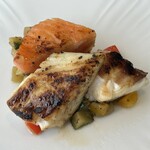 プリマベラ  - トラウトとチダイ。下にラタトゥイユ。