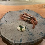 MANO - ・富山から子持ち甘海老
      （適宜霧吹きしながらじっくりと薪焼きに）
      
      ・塩漬けで2ヶ月熟成した甘海老の卵
      ・クリーム
      ・レモンバーム、レモングラス