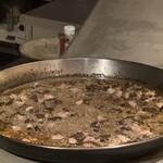 MANO - Arroz meloso con pollo de gallos y setas
      （スペイン語で、チキンと茸のメロッソ）
      
      ”メロッソ”というやや汁気のある米料理のスタイル
      ・天然茸と軍鶏の出汁