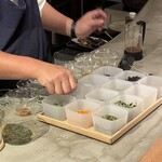 MANO - 食後の飲み物は、
      ・ハーブティーもしくはフレンチプレスのコーヒ