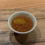MANO - ②
      香茸のみの出汁に漬けた、いくら
      青みかんの果肉