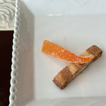 プリマベラ  - お茶菓子はできたてのルビーグレープフルーツのピールとビスコッティ