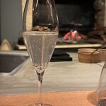 MANO - ドリンク①
      
      ・マスカットをして冷凍して最初の溶け出した液体に（凍結濃縮）
      ・塩
      ・ホップの香りをつけたソーダを加えて