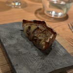 MANO - ①
      ・ロースト玉ねぎ（半割りして2時間ロースト）
      ・間に、胡桃と2年熟成の味噌のペーストを挟んで