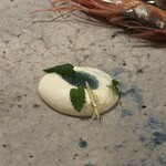 MANO - ・富山から子持ち甘海老
      （適宜霧吹きしながらじっくりと薪焼きに）
      
      ・塩漬けで2ヶ月熟成した甘海老の卵
      ・クリーム
      ・レモンバーム、レモングラス