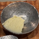 MANO - ・自家製サワーブレッド（全粒粉と小麦と塩と水）
      ・薪火の香りをつけた無塩バター