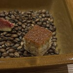 MANO - 小菓子
      
      ・薪の香りをつけた発酵バター、薪でしっかり焙煎したアーモンドをつかったフィナンシェ　
      
      ・60℃でゆっくりセミドライにした無花果