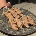 MANO - デザート
      ・栗とどんぐりのお団子（味醂ベースのタレを少しつけて）
      
      ・かぼちゃと生落花生の泡ソース