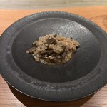MANO - Arroz meloso con pollo de gallos y setas
      （スペイン語で、チキンと茸のメロッソ）
      
      ”メロッソ”というやや汁気のある米料理のスタイル
      ・天然茸と軍鶏の出汁