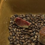 MANO - 小菓子
      
      ・薪の香りをつけた発酵バター、薪でしっかり焙煎したアーモンドをつかったフィナンシェ　
      
      ・60℃でゆっくりセミドライにした無花果