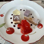 プリマベラ  - デザートは、レモンゼリー、ブルーベリーゼリー、栗のタルト、ルビーグレープフルーツのイチゴソース、ティラミス